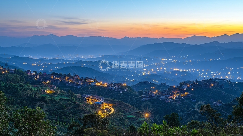 高清大图下载【趣麦麦图】山峦环绕的夜景小镇