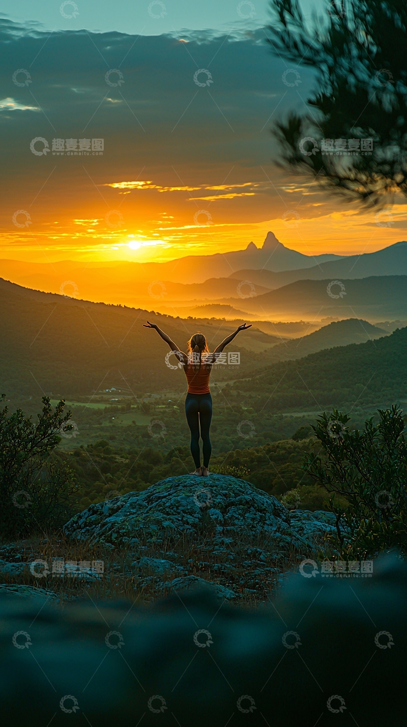 高清大图下载【趣麦麦图】山顶日出女子剪影