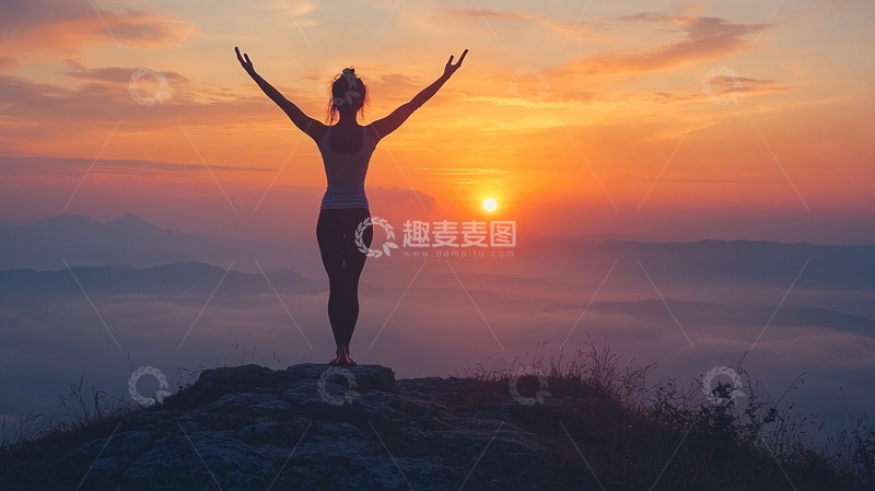 高清大图下载【趣麦麦图】日出山顶瑜伽女孩剪影