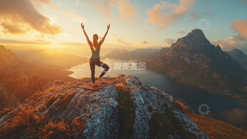 高清大图下载【趣麦麦图】山顶日出瑜伽