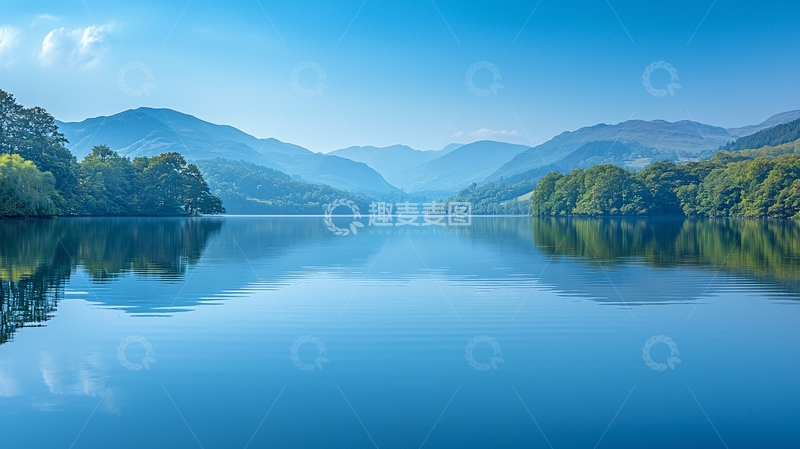 高清大图下载【趣麦麦图】平静湖面山峦倒影