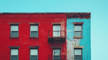 红蓝相间的老式建筑