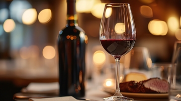 红酒与美食的晚餐时光