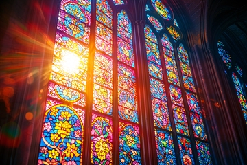 阳光透过彩色玻璃窗