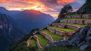 山峦夕照下的梯田遗迹