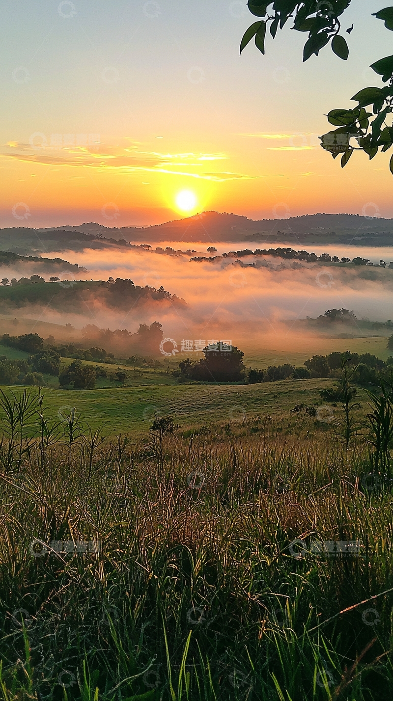 高清大图下载【趣麦麦图】清晨日出山峦薄雾