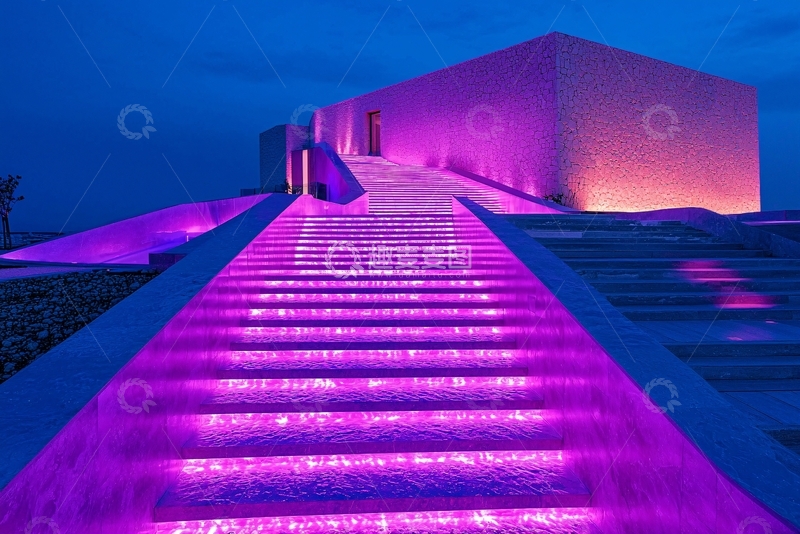 高清大图下载【趣麦麦图】紫色灯光下的现代建筑