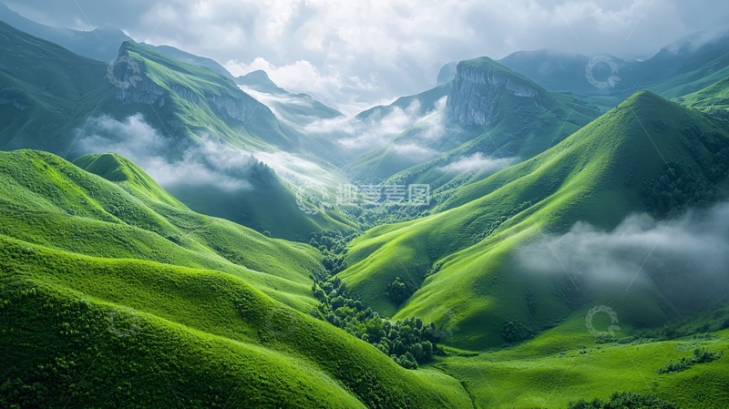高清大图下载【趣麦麦图】云雾缭绕的绿色山峦