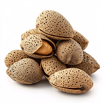 一堆带壳的杏仁