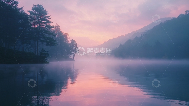 高清大图下载【趣麦麦图】清晨薄雾山间湖泊