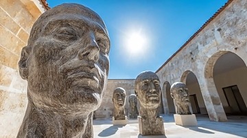 阳光下的石雕人像