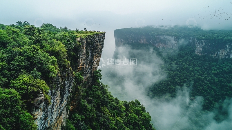 高清大图下载【趣麦麦图】云雾缭绕的峡谷