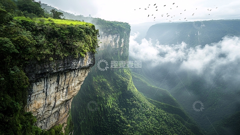 高清大图下载【趣麦麦图】云雾缭绕的峡谷峭壁