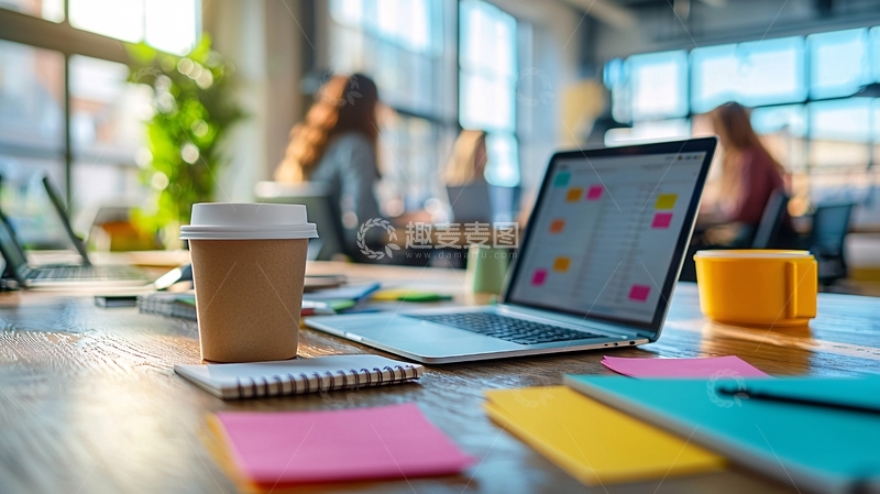 高清大图下载【趣麦麦图】办公桌上的笔记本电脑和咖啡