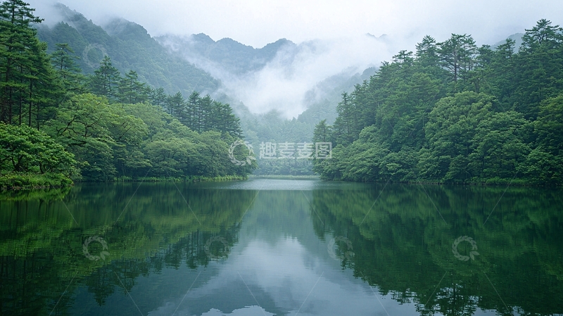 高清大图下载【趣麦麦图】雾气缭绕的山水湖泊