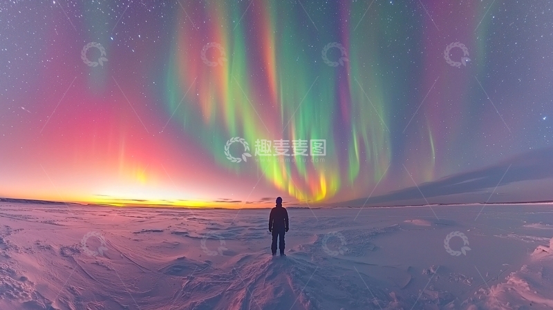 高清大图下载【趣麦麦图】极光下的孤独身影