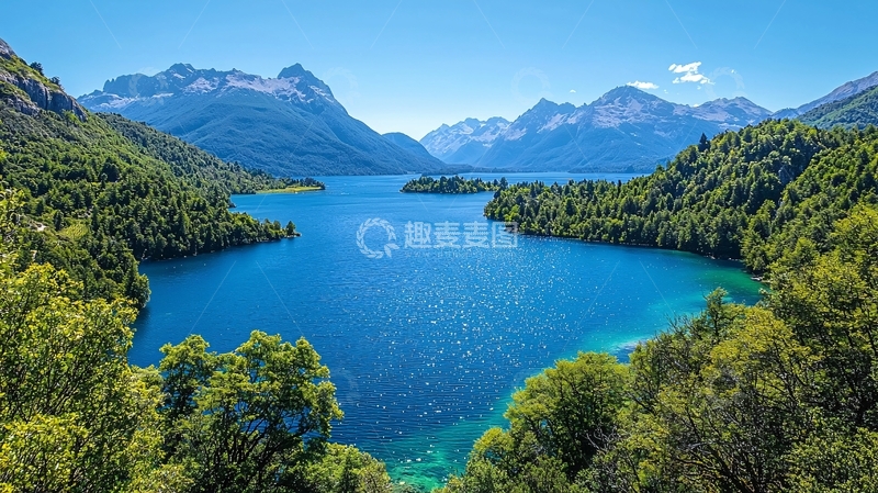 高清大图下载【趣麦麦图】碧蓝湖泊环绕群山