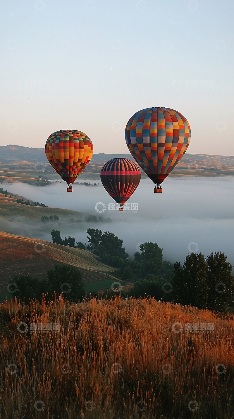 高清大图下载【趣麦麦图】彩色热气球漂浮在雾之上