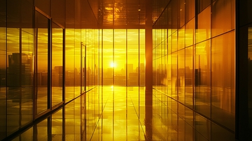 金色日落下的建筑玻璃反射