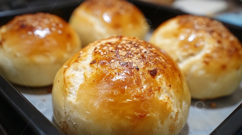 高清大图下载【趣麦麦图】烤箱里的蛋黄酥1