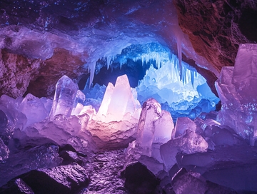 发光冰洞