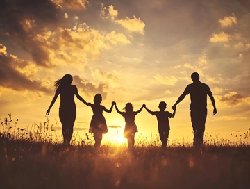 夕阳下一家人剪影