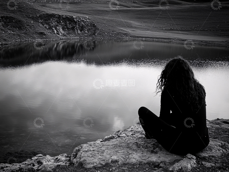 高清大图下载【趣麦麦图】面对湖的少女
