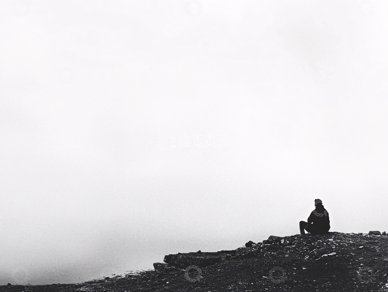 高清大图下载【趣麦麦图】孤独行者打坐