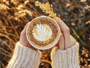 手里的一杯拿铁咖啡