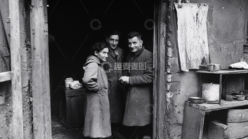 高清大图下载【趣麦麦图】即将处死的犹太人家庭