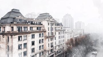 城市冬季晨雾大楼