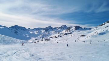瑞士滑雪场全景雪山瑞士