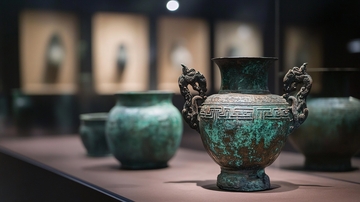 文物青铜云雷纹觚1