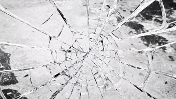 龟裂破碎的钢化玻璃1