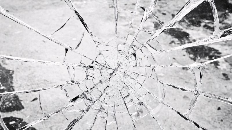 高清大图下载【趣麦麦图】龟裂破碎的钢化玻璃1
