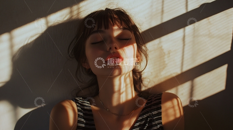 高清大图下载【趣麦麦图】午后沐浴阳光下的美女1