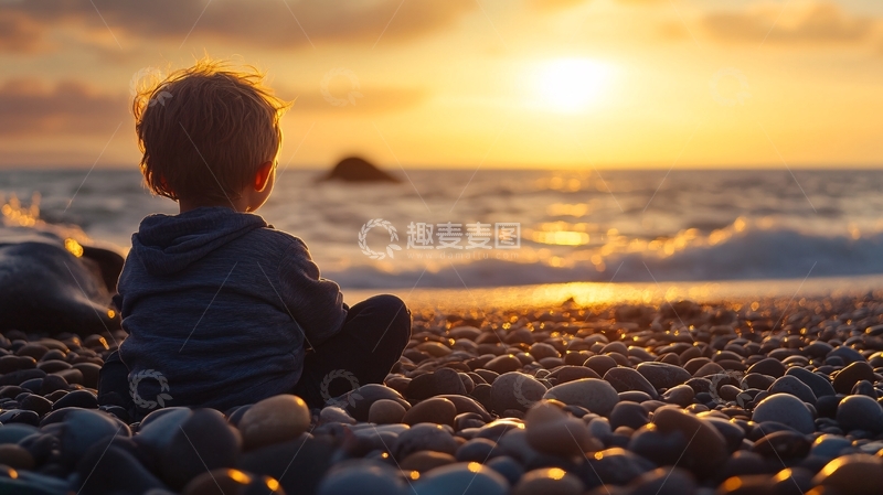 高清大图下载【趣麦麦图】夕阳下玩耍的小男孩