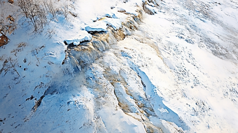 高清大图下载【趣麦麦图】崖壁残雪