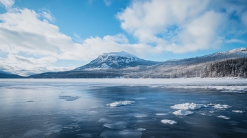 解冻的喀纳斯湖