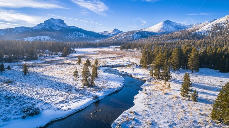 高清大图下载【趣麦麦图】雪后宁静的大山河流1