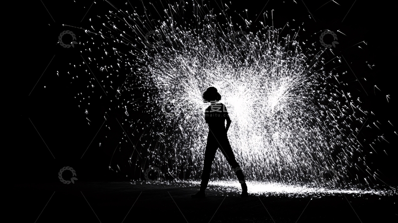 高清大图下载【趣麦麦图】跳舞喷洒效果