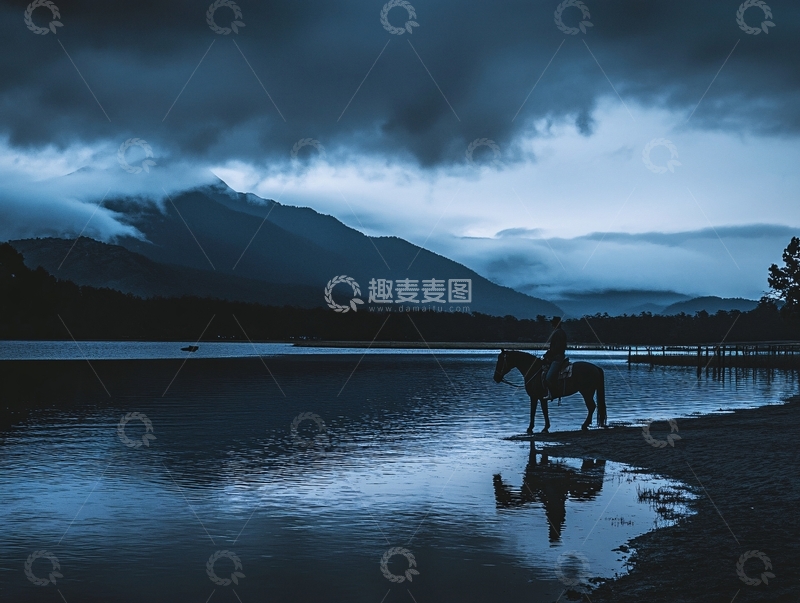 高清大图下载【趣麦麦图】湖边牧马