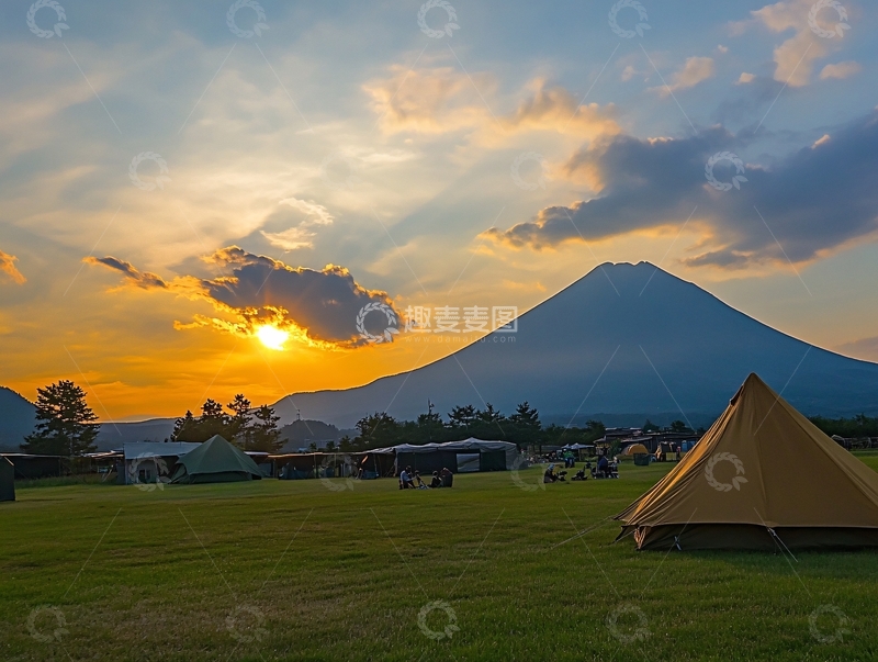高清大图下载【趣麦麦图】夕阳晚霞下的露营区