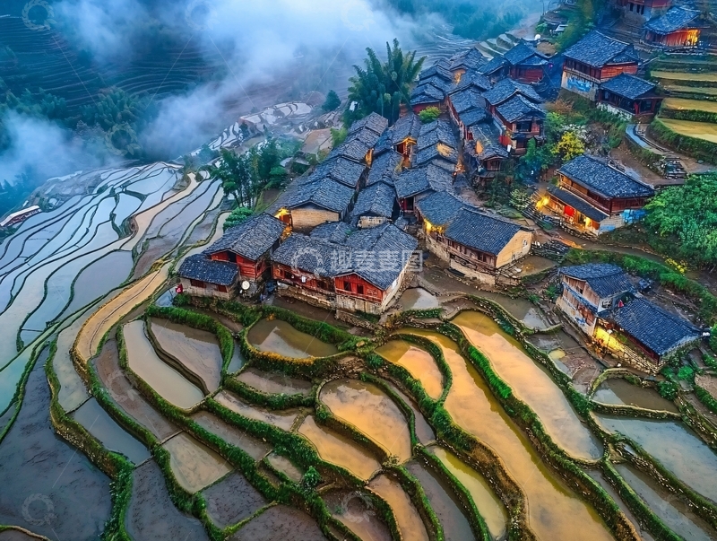高清大图下载【趣麦麦图】雨中梯田