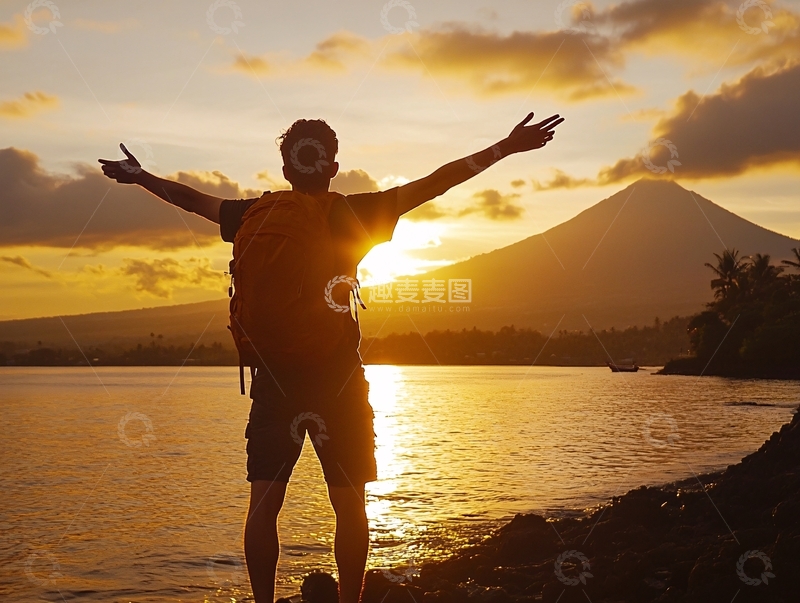 高清大图下载【趣麦麦图】游客在山顶招手