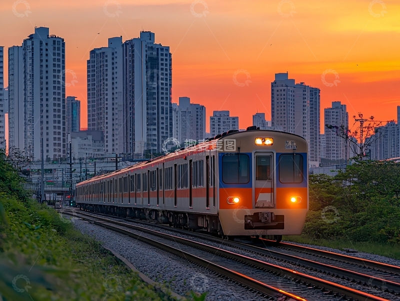 高清大图下载【趣麦麦图】晚霞列车