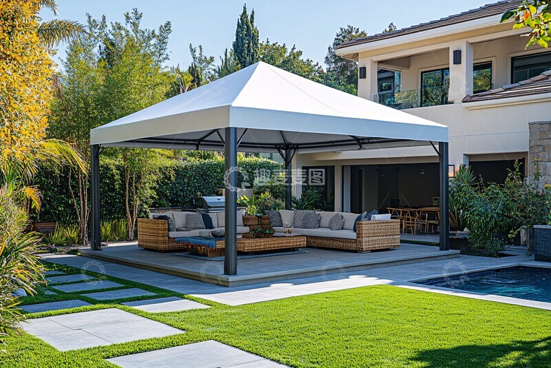高清大图下载【趣麦麦图】白色车棚与草坪花园
