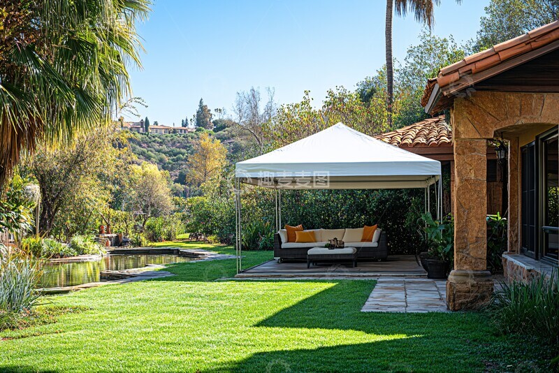 高清大图下载【趣麦麦图】白色车棚与草坪花园1