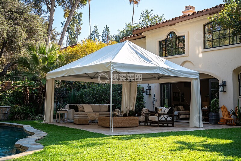 高清大图下载【趣麦麦图】白色车棚与草坪花园2