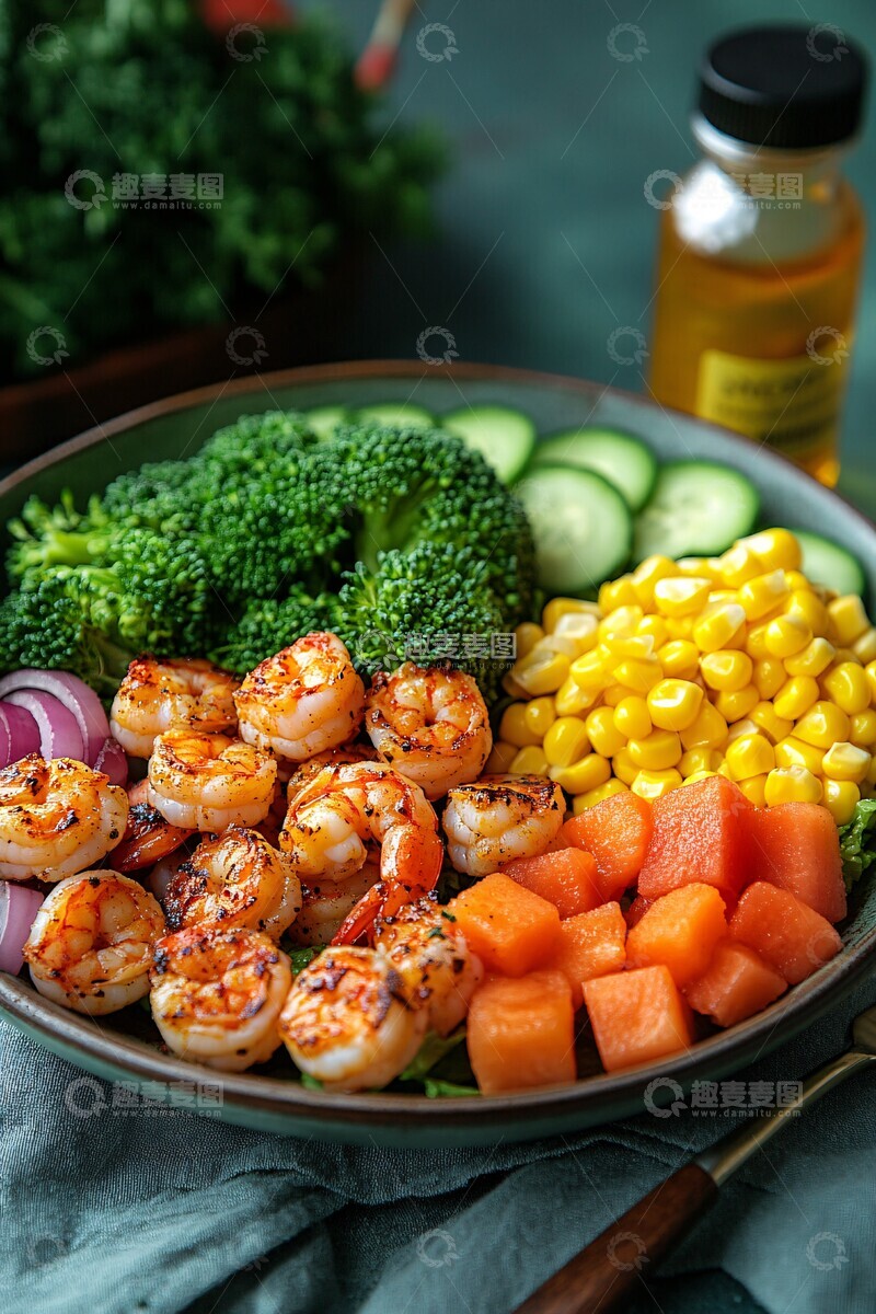 高清大图下载【趣麦麦图】鸡肉虾仁沙拉配蔬菜1